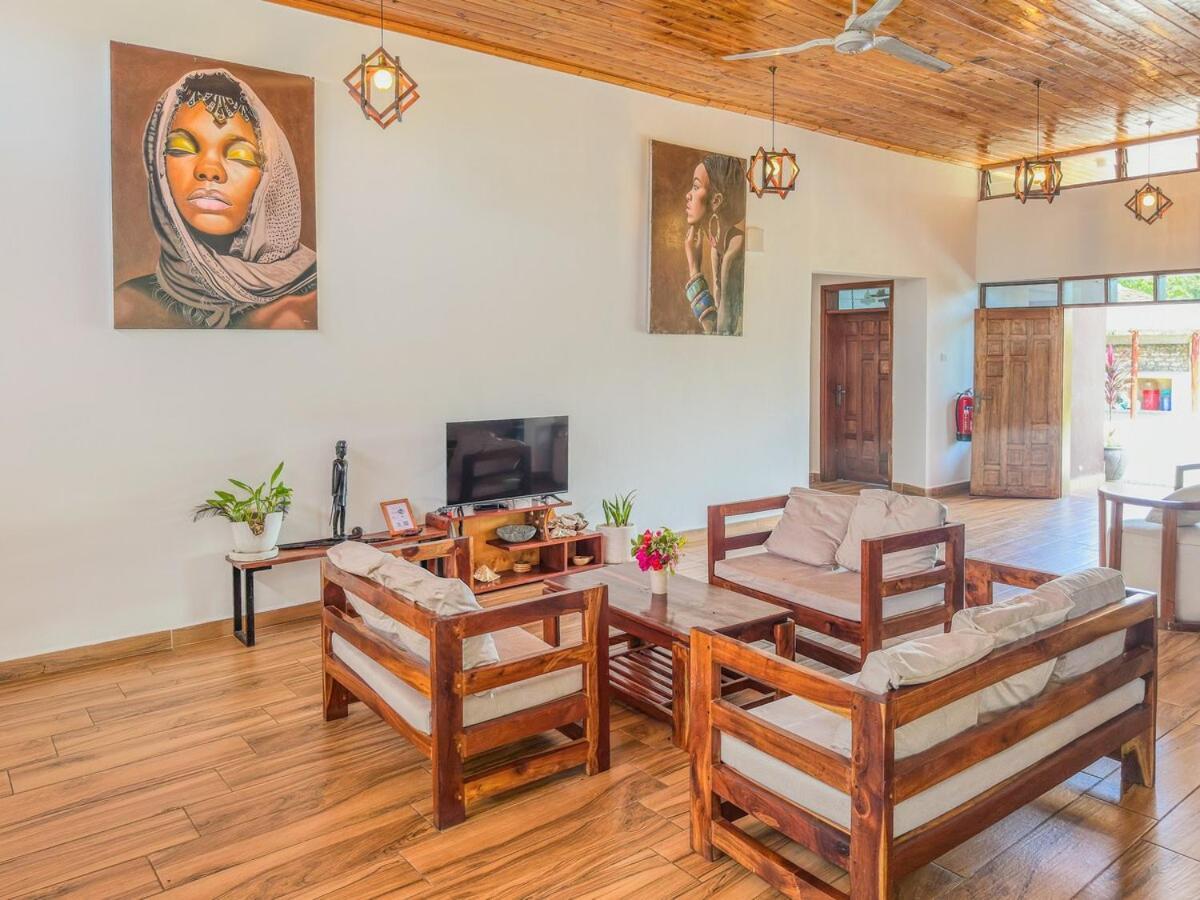 Private Backdoor Villa With Big Swimming Pool And Services Of Chef Included Diani Beach Eksteriør bilde