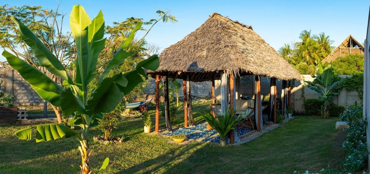 Private Backdoor Villa With Big Swimming Pool And Services Of Chef Included Diani Beach Eksteriør bilde