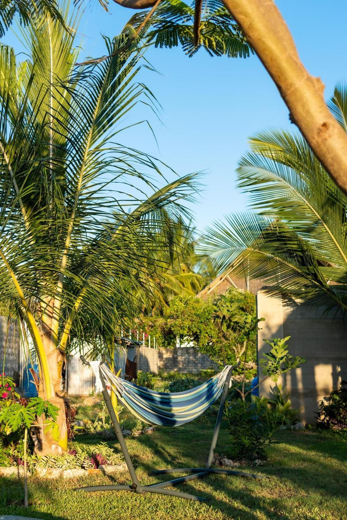 Private Backdoor Villa With Big Swimming Pool And Services Of Chef Included Diani Beach Eksteriør bilde