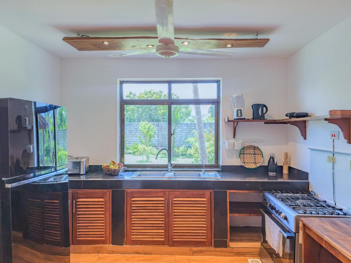 Private Backdoor Villa With Big Swimming Pool And Services Of Chef Included Diani Beach Eksteriør bilde