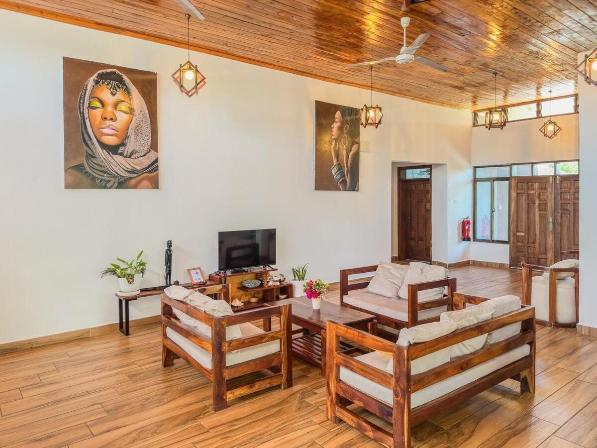 Private Backdoor Villa With Big Swimming Pool And Services Of Chef Included Diani Beach Eksteriør bilde