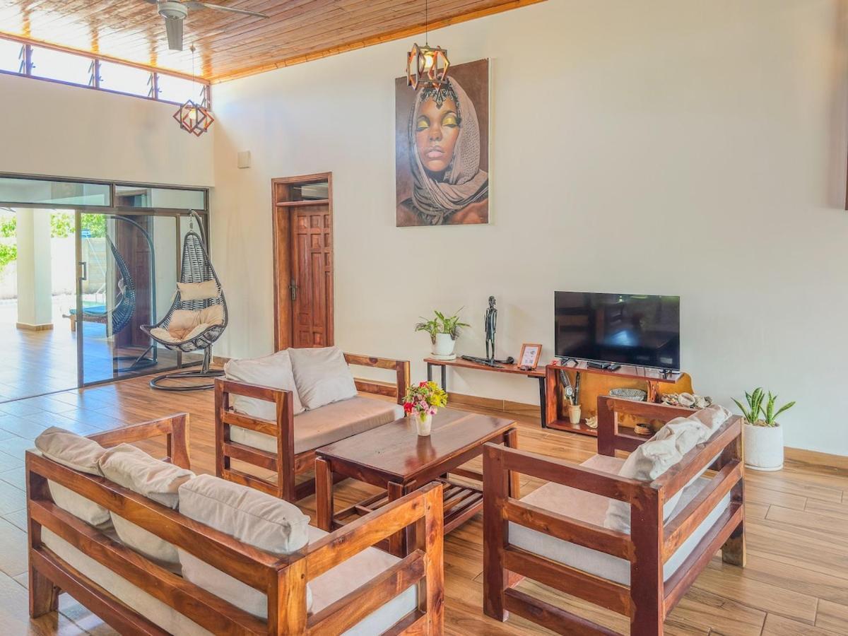 Private Backdoor Villa With Big Swimming Pool And Services Of Chef Included Diani Beach Eksteriør bilde